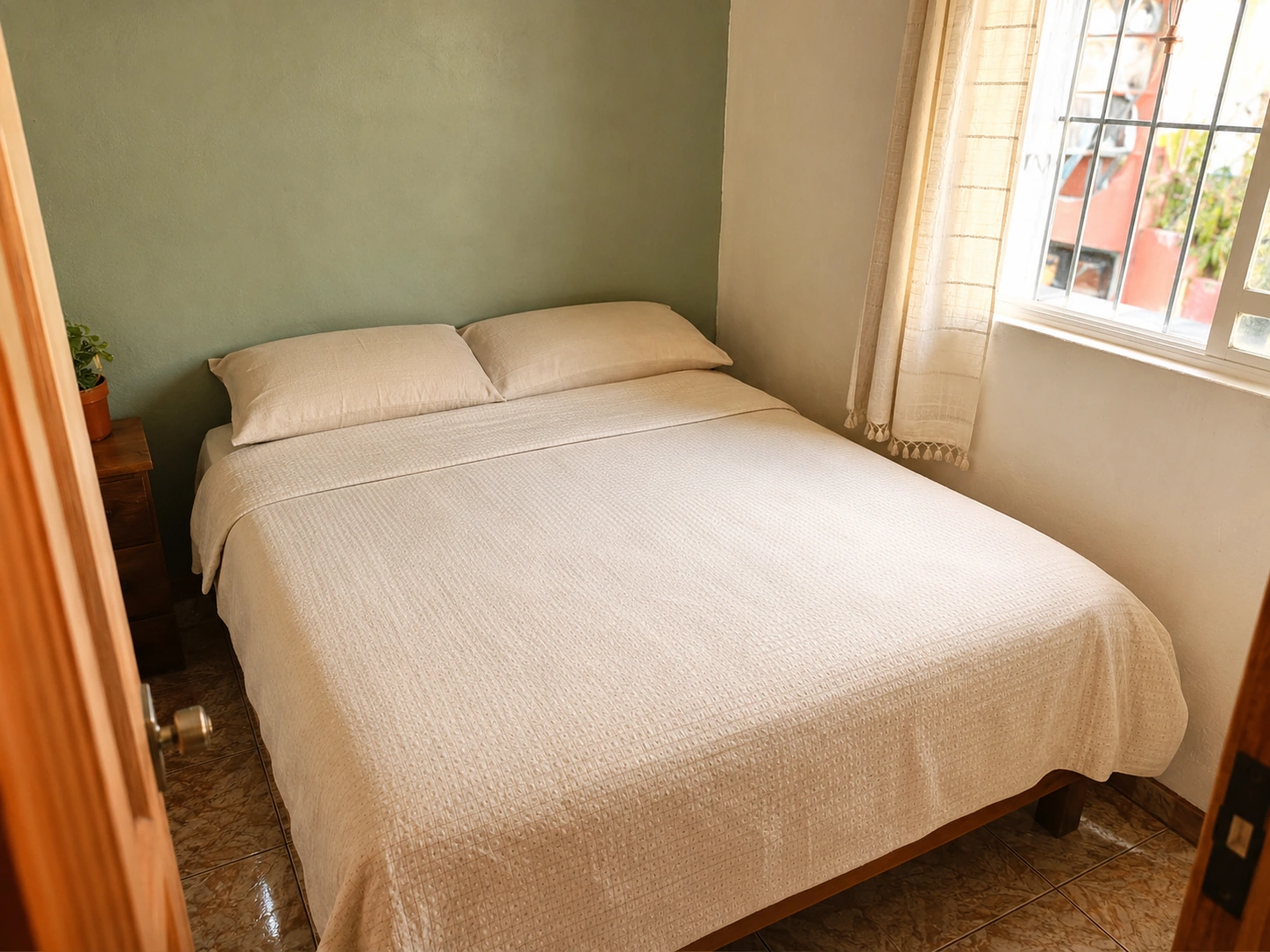 Cama despejada en una recámara pequeña